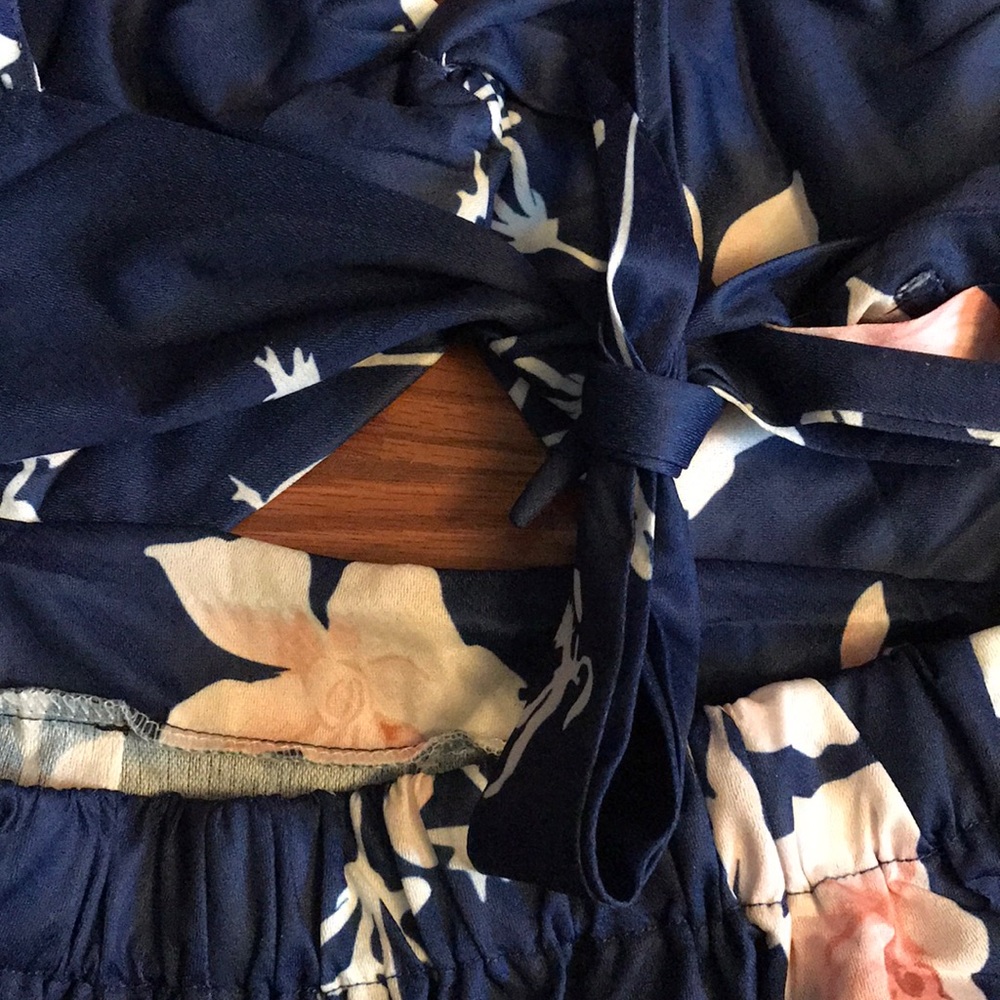 Last one❣️Open Back Navy Blue White Floral Romper - Picture 6 of 6